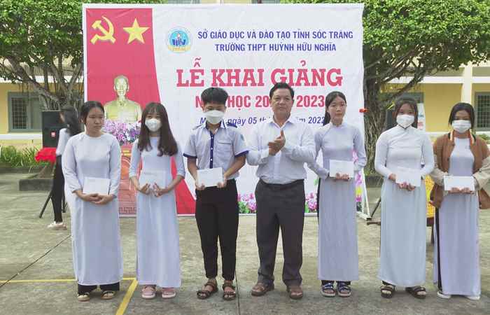 Mỹ Tú:  Trường THPT Huỳnh Hữu Nghĩa khai giảng năm học mới